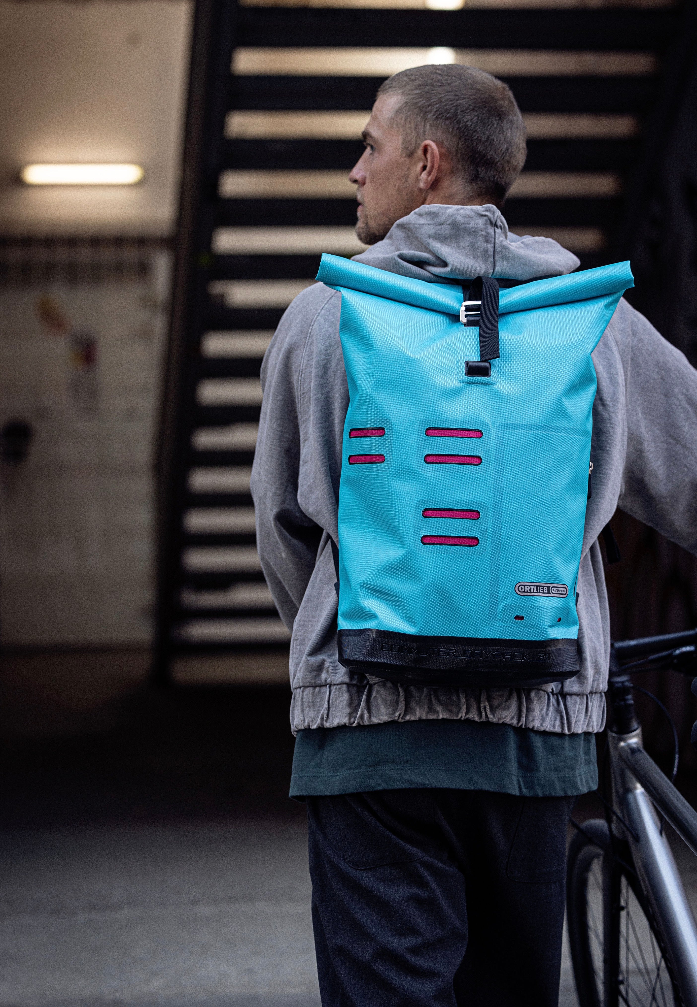 Commuter Daypack Cyber 21L Cyber Blue/Pink - Rolltop Rucksack - Image 10