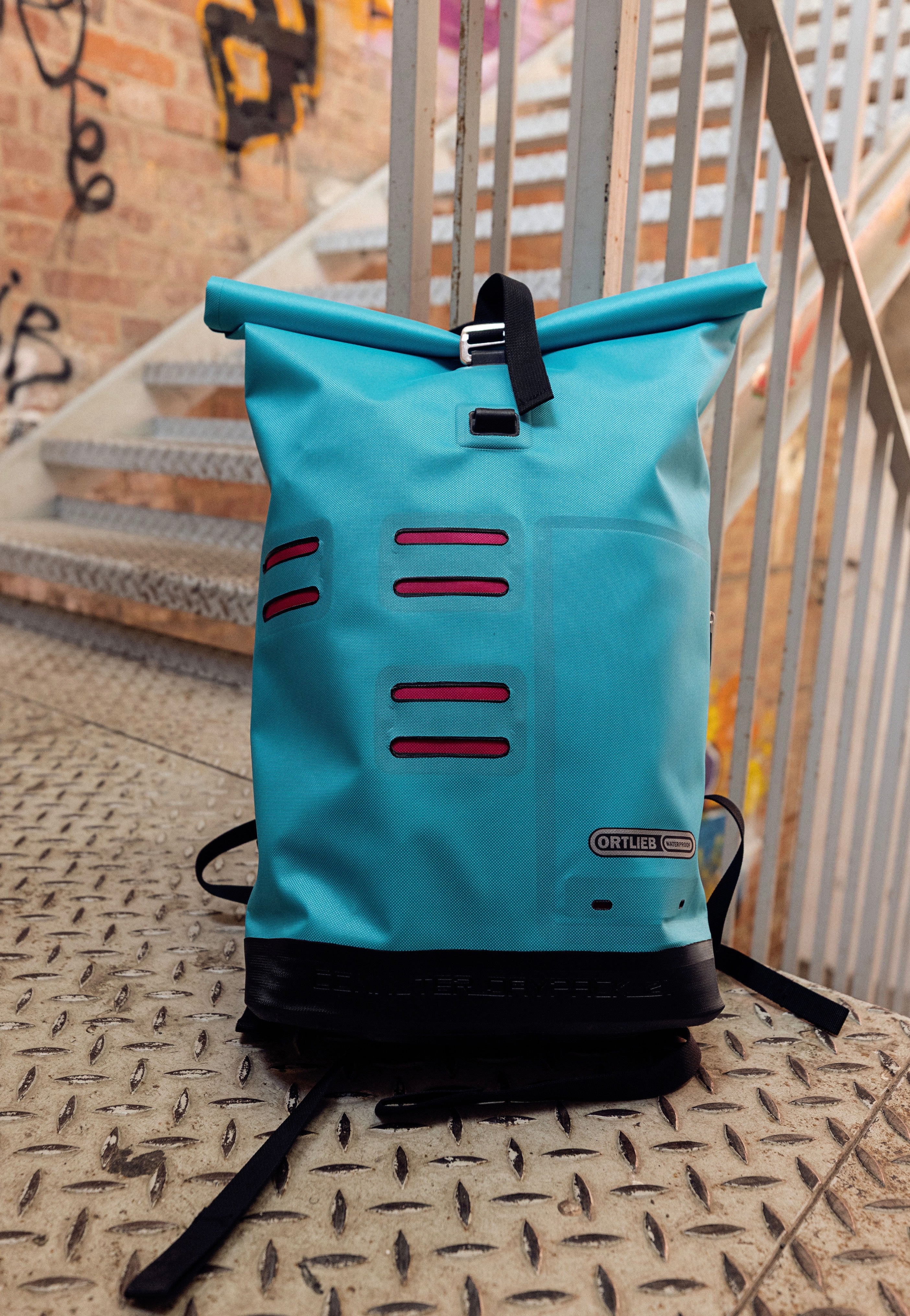 Commuter Daypack Cyber 21L Cyber Blue/Pink - Rolltop Rucksack - Image 11
