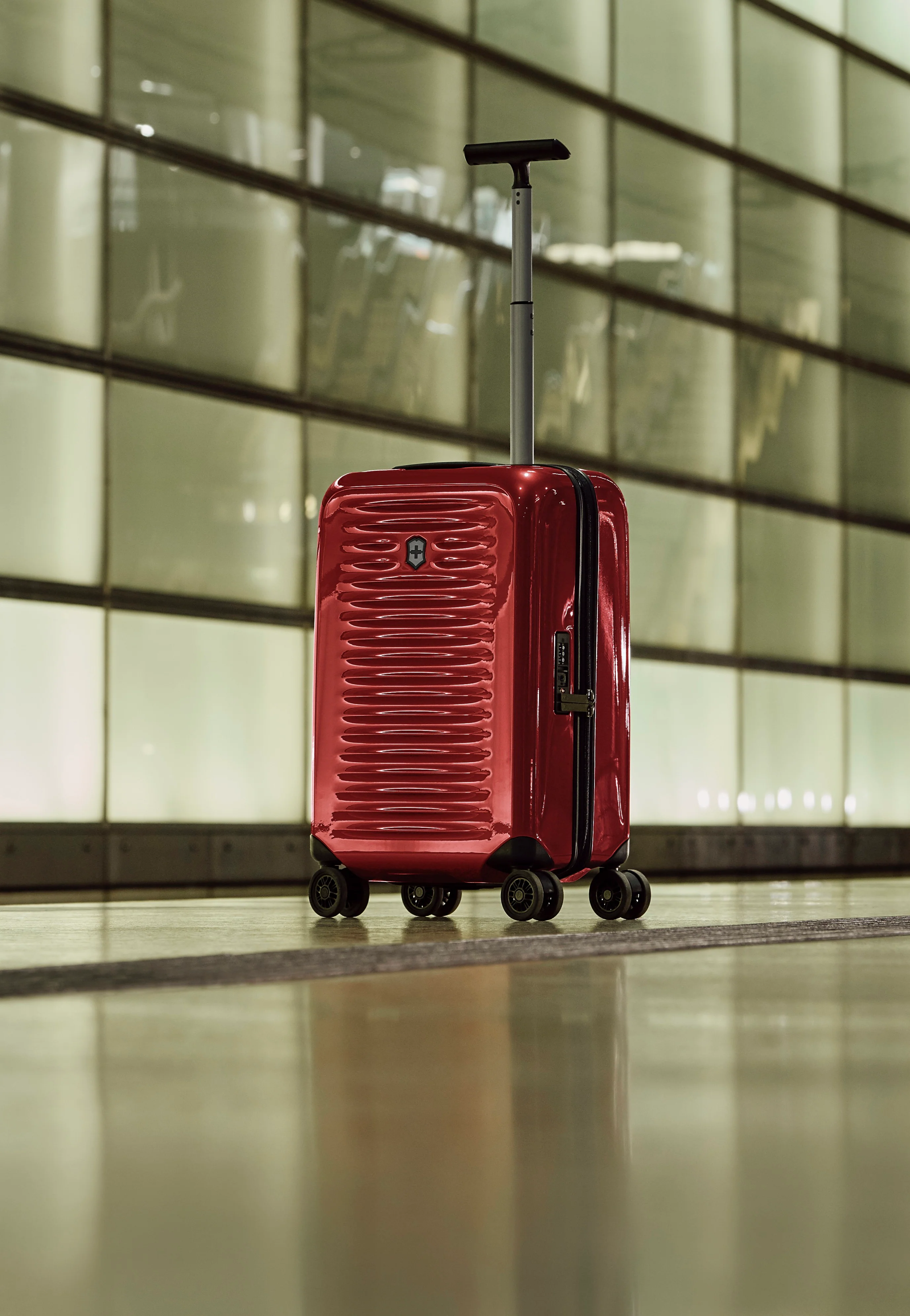 Airox Frequent Flyer Hardside Carry-On Victorinox Red - Koffer - Image 11